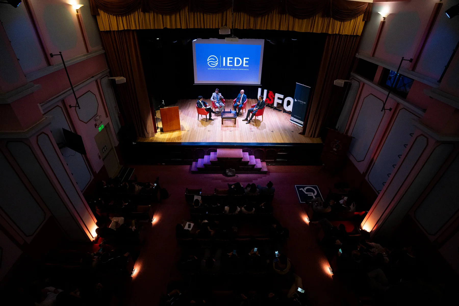 Vista del teatro durante el evento inaugural del IEDE en la Universidad San Francisco de Quito